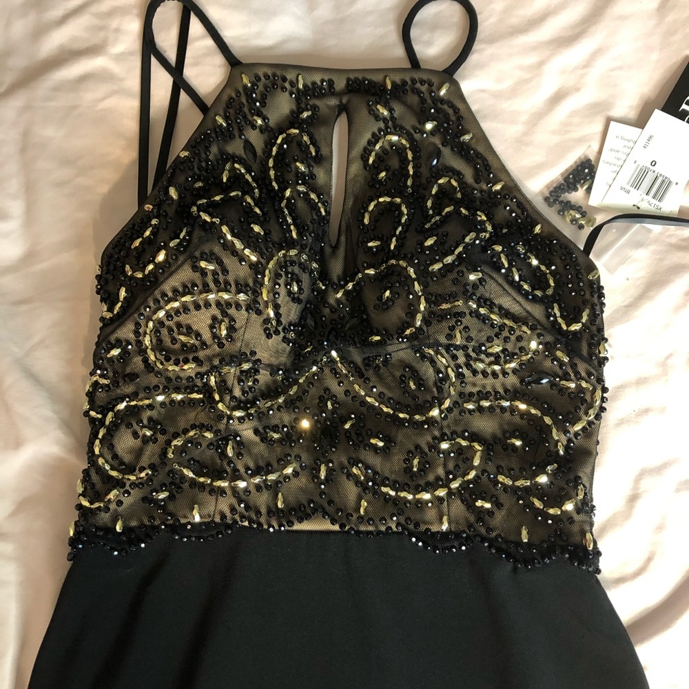 Vestido de fiesta, negro con detalles en dorado
